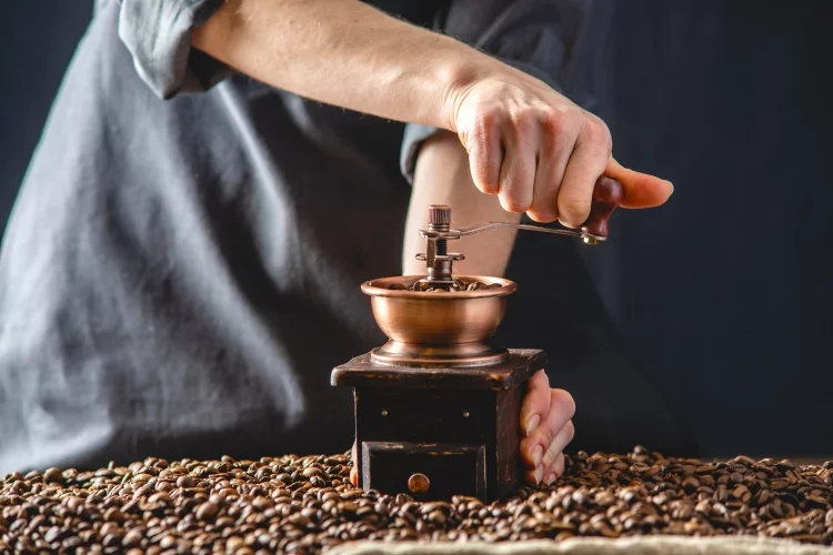 What to look for when buying a hand crank coffee grinder?